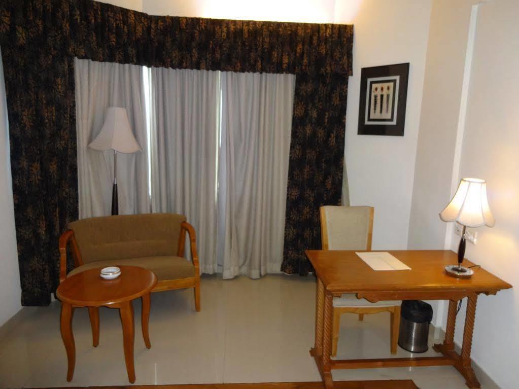 Sp Grand Days Hotel Thiruvananthapuram Buitenkant foto